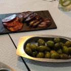 Embutidos, queso y olivas típicos de Alentejo